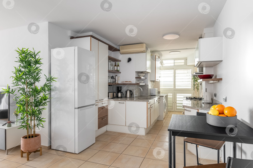 Скачать Кухонная зона, смежная с гостиной зоной в смарт-квартире фотосток Ozero