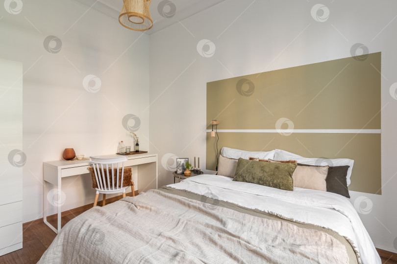 Скачать Элегантная и минималистичная спальня с естественным освещением и уютным декором фотосток Ozero