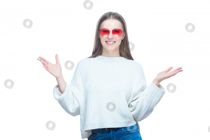 Скачать Студийный портрет симпатичной гламурной женщины в красных солнцезащитных очках, стоящей с поднятыми руками изолированно на белом фоне фотосток Ozero