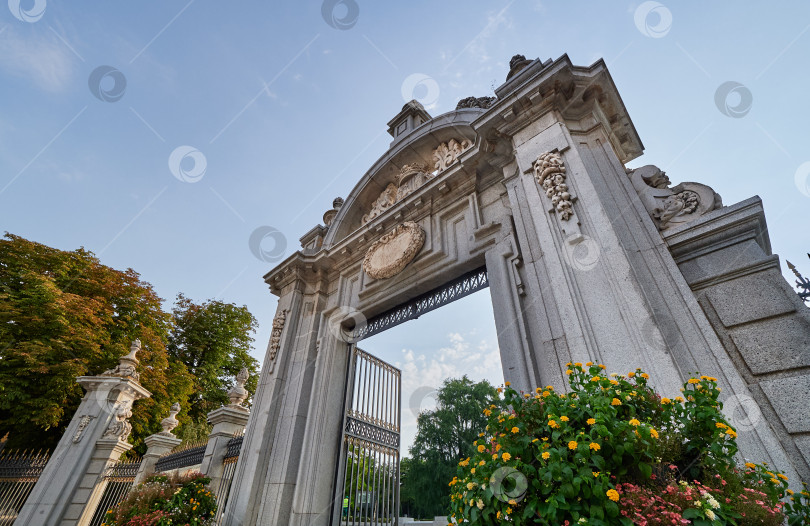 Скачать Ворота Фелипе IV в парке Буэн Ретиро, Мадрид фотосток Ozero