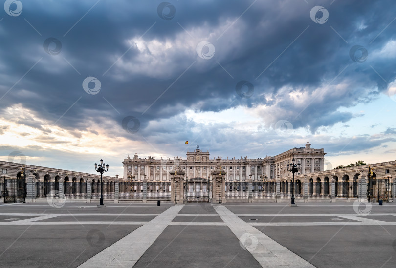 Скачать Королевский дворец в Мадриде, на закате, с потрясающим небом и безлюдьем вокруг. фотосток Ozero