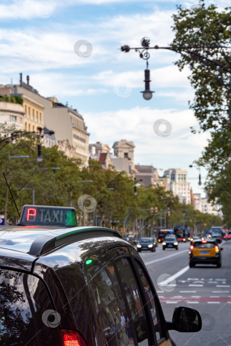 Скачать Такси стоит на светофоре или ждет пассажира на улице Барселоны фотосток Ozero