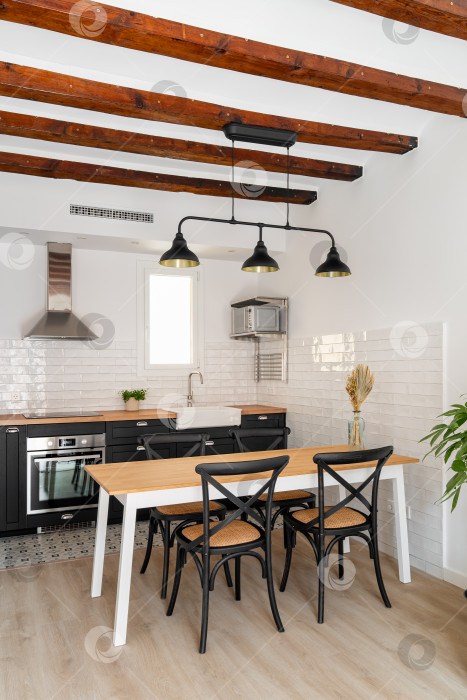 Скачать Кухня и обеденный стол со стульями в квартире-студии фотосток Ozero