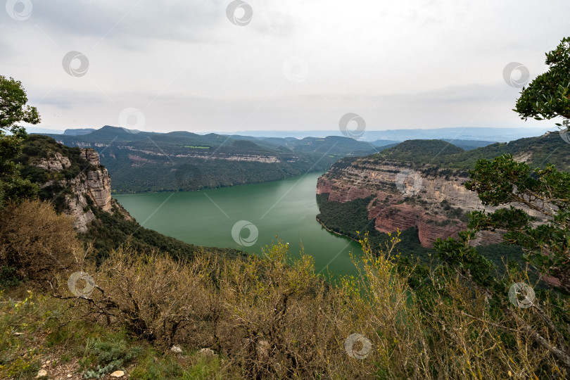 Скачать Вид на водохранилище Сау с зеленой водой, Каталония, Испания фотосток Ozero