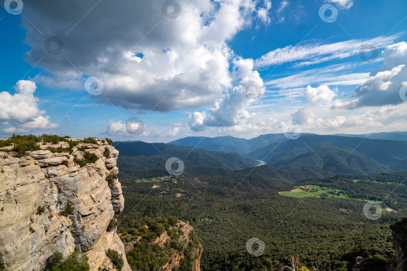 Скачать Высокая скала с голубым небом и зеленым лесом, Тавертет, Каталония. фотосток Ozero