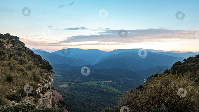 Скачать Вид на скалу на фоне ярко-голубого неба на закате. фотосток Ozero