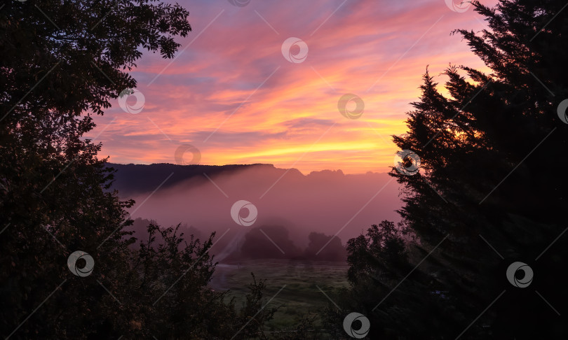 Скачать Розовый красно оранжевый рассвет в деревне с туманом фотосток Ozero