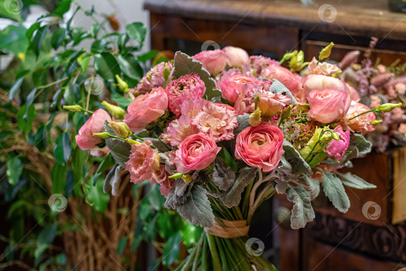 Скачать Красивый разноцветный букет из смешанных роз и других цветов в магазине. Свежесрезанные цветы фотосток Ozero