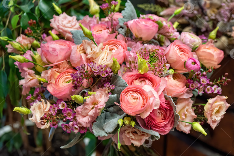 Скачать Крупный план красивого разноцветного букета из смешанных роз и других цветов в магазине. Свежесрезанные цветы фотосток Ozero