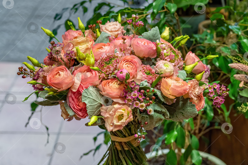 Скачать Крупный план красивого разноцветного букета из смешанных роз в цветочном магазине. Свежесрезанные цветы фотосток Ozero