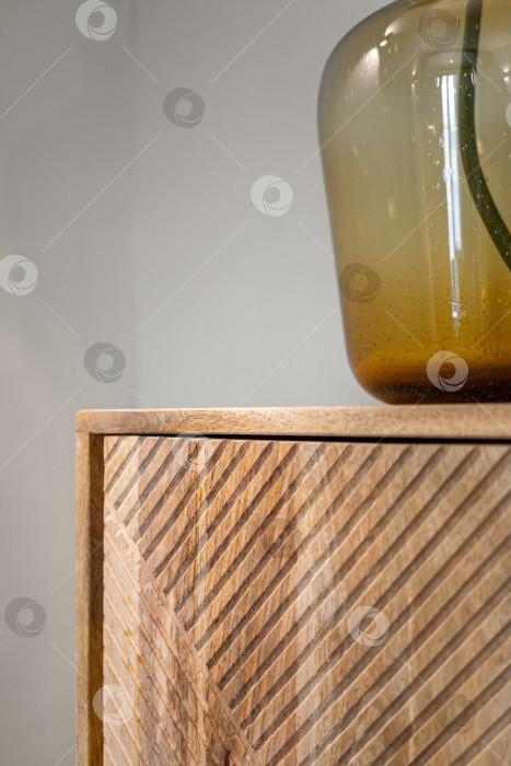 Скачать Деталь серванта с прозрачной вазой. Деревянная мебель в интерьере. фотосток Ozero