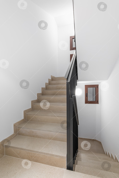 Скачать Пустая лестница черного хода с аварийной лестницей и перилами фотосток Ozero