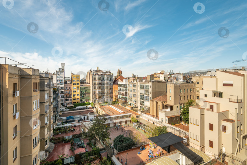 Скачать Городской пейзаж жилого района Барселоны с впечатляющей архитектурой на фоне ясного неба фотосток Ozero