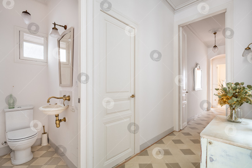 Скачать Прихожая, оформленная в винтажном стиле, с видом на небольшой туалет и другие помещения отремонтированной квартиры фотосток Ozero