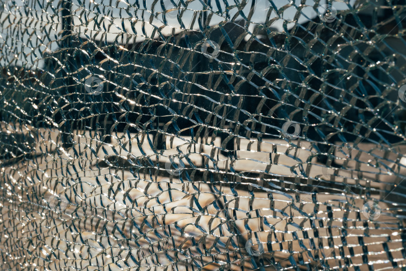 Скачать Абстрактный снимок размытой летней городской площади сквозь треснувшее битое стекло. Концептуальный авангардный фон для веб-сайта или целевой страницы. Copyspace фотосток Ozero