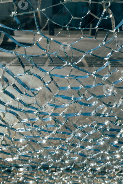 Скачать Фон из разбитого стекла с сетчатым рисунком и деталями крупным планом фотосток Ozero