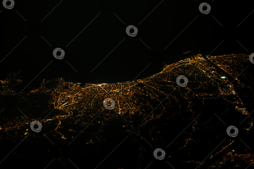 Скачать Ночной вид с высоты птичьего полета на освещенный город Ниццу и прибрежную Францию с неба фотосток Ozero