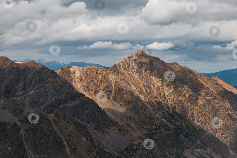 Скачать Завораживающий вид на крутые склоны Пиренейских гор на фоне облачного летнего неба. Концепция дикой горной испанской природы. Copyspace фотосток Ozero