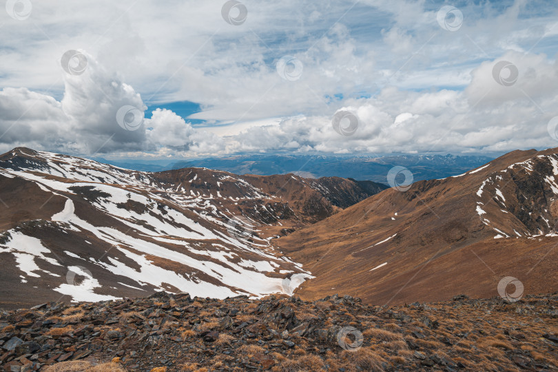 Скачать Завораживающий вид на крутые заснеженные склоны Пиренейских гор на фоне облачного весеннего неба. Концепция испанской и французской горной природы. Copyspace фотосток Ozero