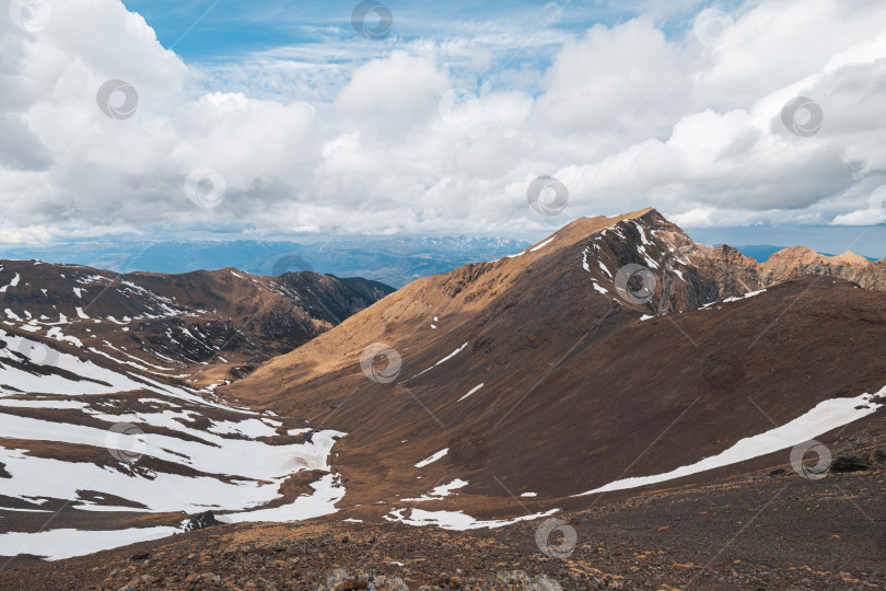 Скачать Прекрасный панорамный вид на крутые заснеженные горные хребты осенним днем в Пиренейских горах на фоне облачного неба. Концепция национальных горных парков Южной Европы. Copyspace фотосток Ozero