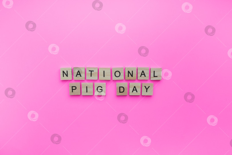 Скачать 1 марта, Национальный день свиней, минималистичный баннер с надписью деревянными буквами фотосток Ozero
