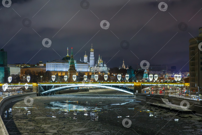 Скачать Москва, Россия - января 06, 2022- Вид на Московский кремль и Москва-река с Патриаршего моста фотосток Ozero