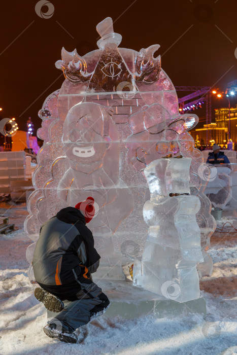 Скачать Москва, Россия - января 06, 2022- Подготовка к новогодним праздникам. Изготовление ледяных фигур фотосток Ozero