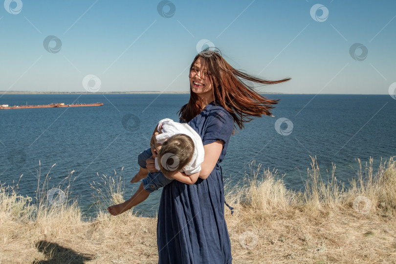 Скачать Счастливые мать и ребенок играют на природе. фотосток Ozero