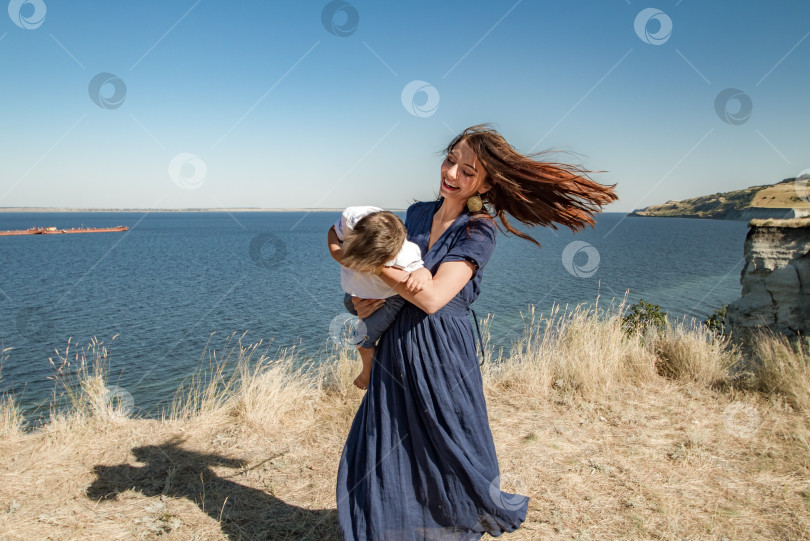 Скачать Счастливые мать и ребенок играют на природе. фотосток Ozero