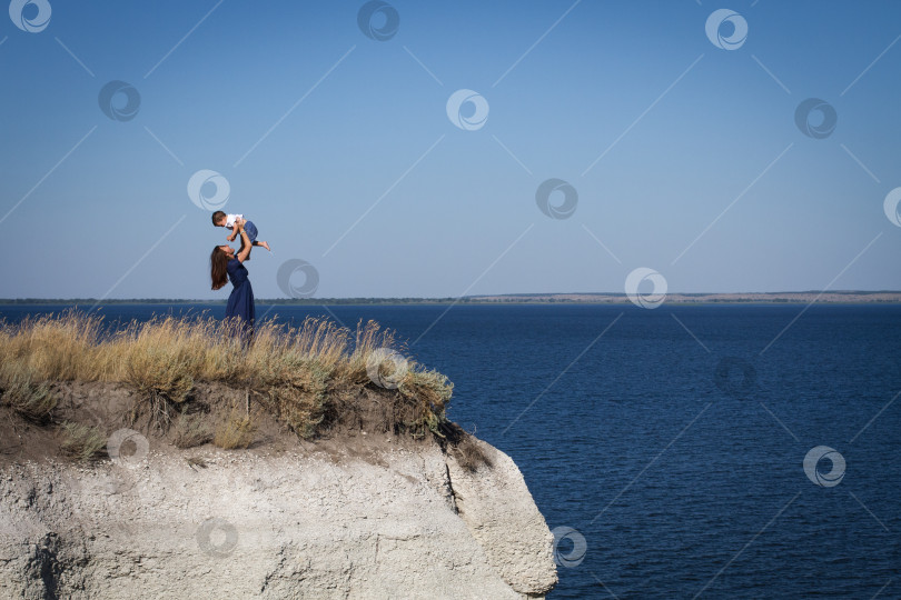 Скачать Счастливые мать с ребёнком играют на природе. фотосток Ozero