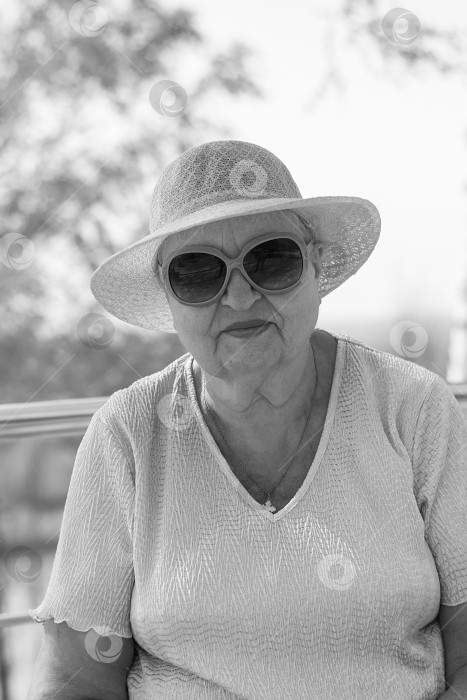Скачать Черно-белый портрет пожилой женщины. фотосток Ozero