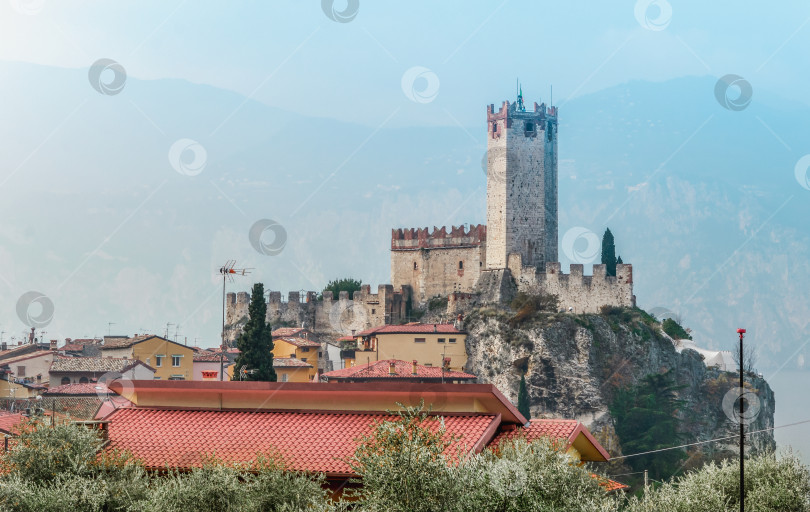 Скачать Средневековый замок Скалигеров в Мальчезине. фотосток Ozero