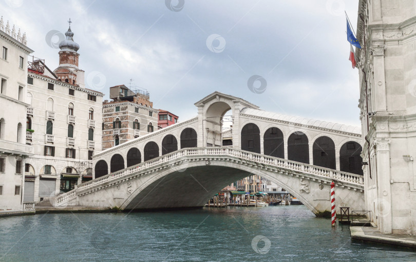 Скачать Мост Риальто на фоне облачного неба. Зима в Венеции. фотосток Ozero