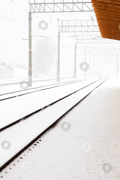 Скачать Железнодорожный вокзал в снежную бурю крупным планом фотосток Ozero