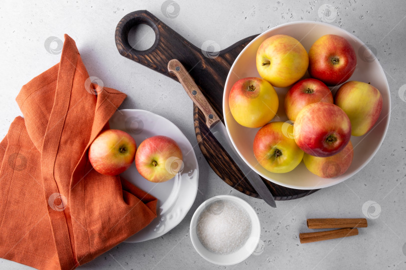 Скачать Вид сверху на красивые спелые яблоки на тарелке с ножом и салфеткой. Выборочный фокус. фотосток Ozero