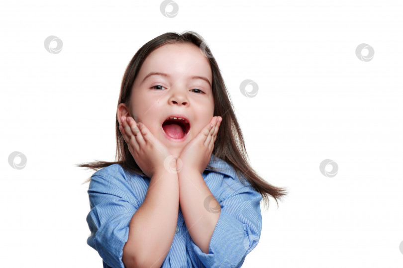 Скачать Изумленная маленькая девочка прижимает ладони к своим щекам фотосток Ozero