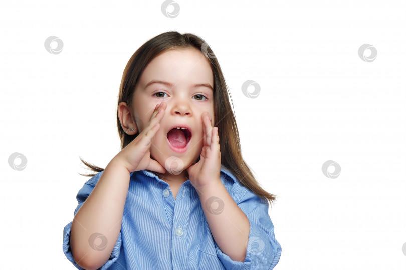 Скачать Кричащая счастливая маленькая девочка-брюнетка фотосток Ozero