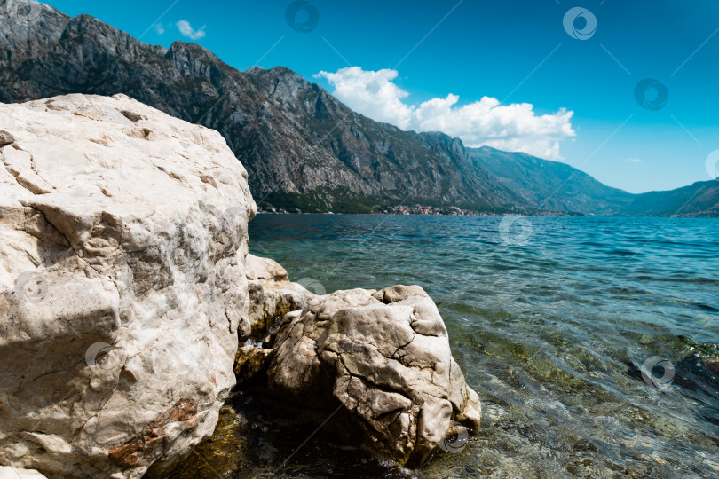 Скачать Скалы, небо и вода. Боко-Которский залив. Между Перастом и Которомом. фотосток Ozero