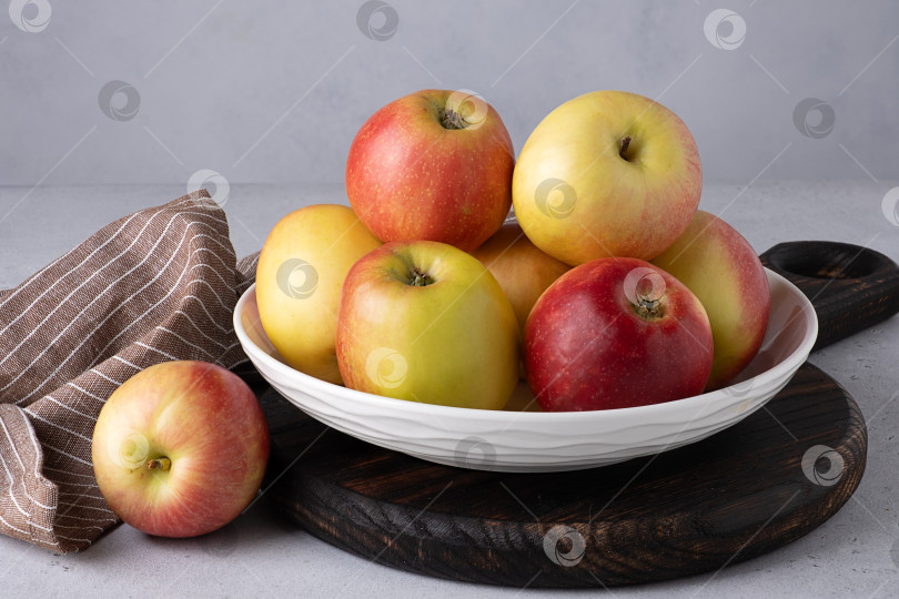 Скачать Красивые спелые яблоки на тарелке. Избирательный подход. фотосток Ozero