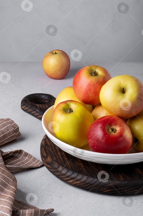 Скачать Красивые спелые яблоки на тарелке. Избирательный подход. фотосток Ozero