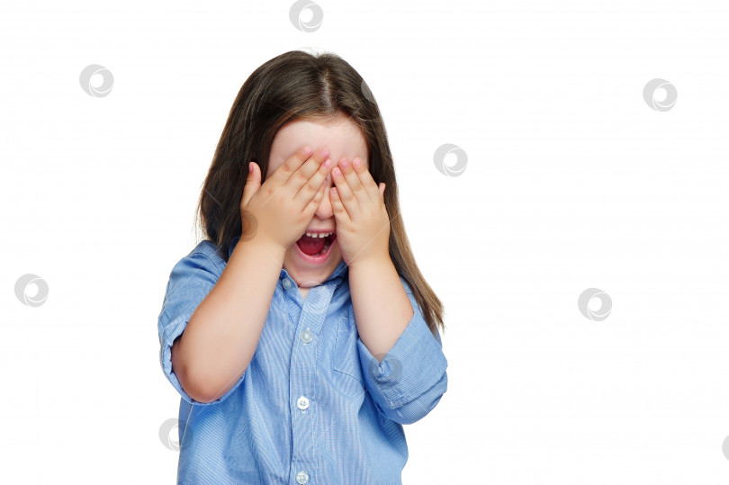 Скачать Очень испуганная маленькая девочка, закрывающая глаза руками фотосток Ozero