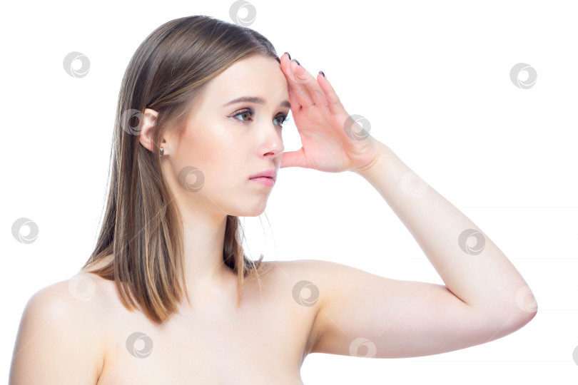 Скачать Фотография молодой красивой девушки, испытывающей приступ сильной головной боли, стоящей с руками у головы на белом фоне фотосток Ozero