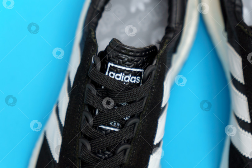 Скачать Тюмень, Россия-03 августа 2023 года: Черные кроссовки adidas superstar, стильная ретро-уличная мода Нью-Йорка фотосток Ozero