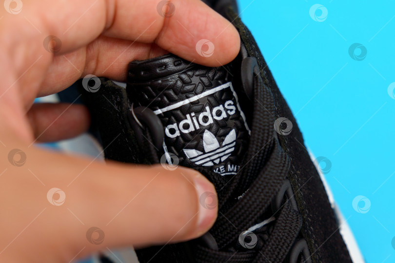 Скачать Тюмень, Россия-03 августа 2023 года: Черные кроссовки adidas superstar, стильная ретро-уличная мода Нью-Йорка фотосток Ozero