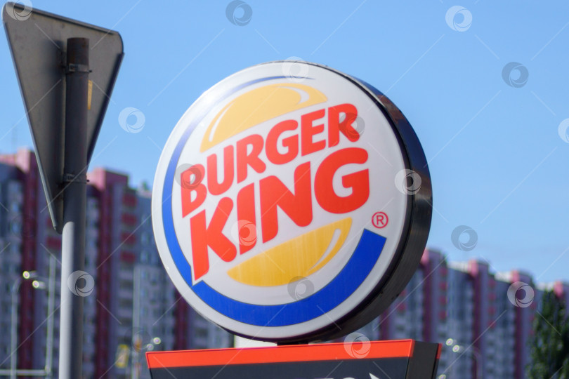 Скачать Тюмень, Россия - 23 сентября 2023 года: Burger King - американская многонациональная сеть ресторанов быстрого питания с гамбургерами, основанная в 1953 году фотосток Ozero