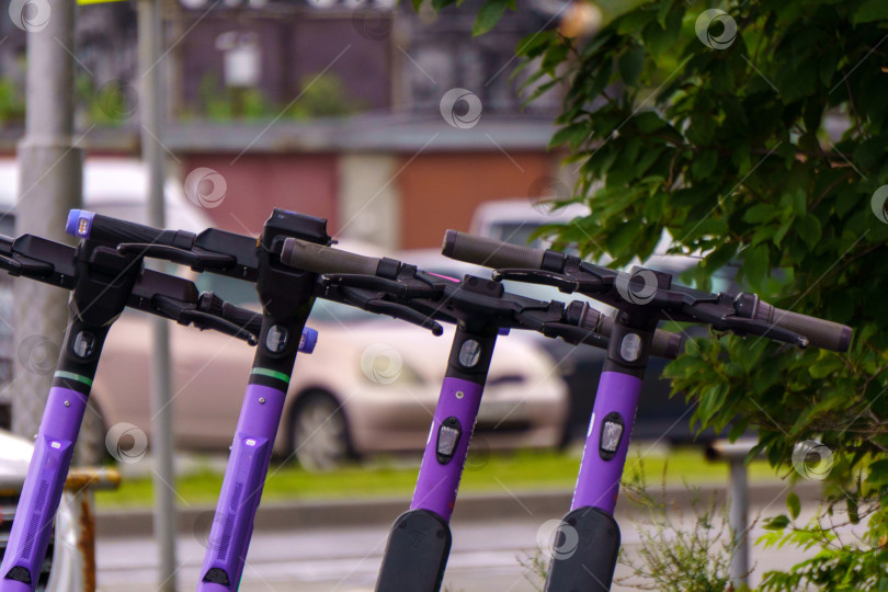 Скачать Электрические скутеры - воплощение концепции городского транспорта. Выборочный фокус фотосток Ozero