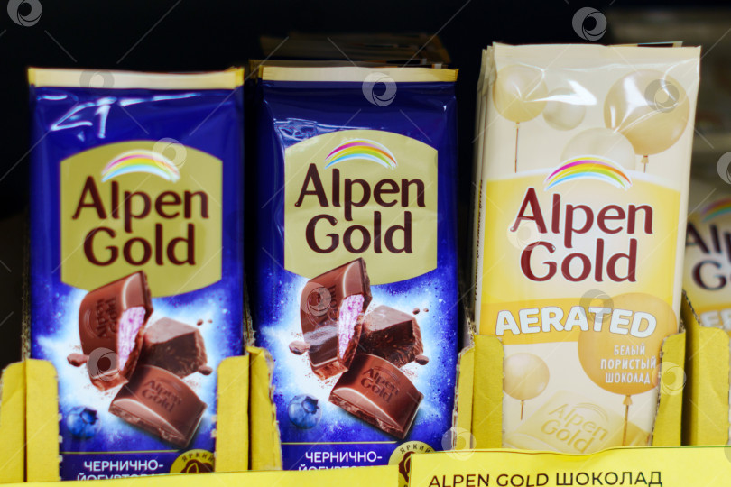 Скачать Тюмень, Россия - 15 октября 2023 года: Шоколад Alpen gold на полках гипермаркета. Выборочный фокус фотосток Ozero