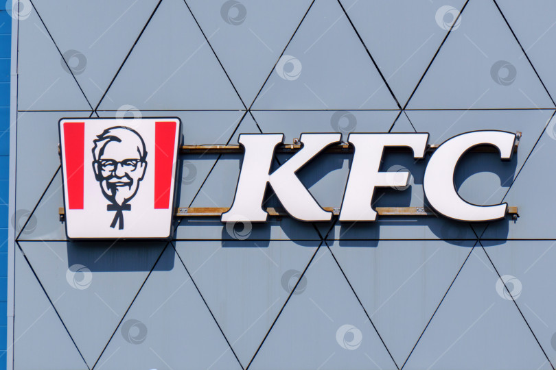 Скачать Тюмень, Россия-09 августа 2023 года: Логотип ресторана Kentucky Fried Chicken крупным планом. Это сеть ресторанов быстрого питания фотосток Ozero