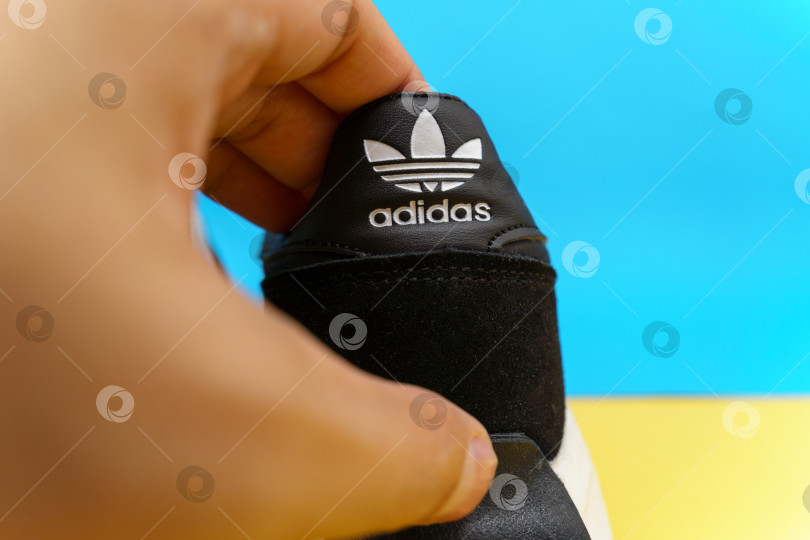 Скачать Тюмень, Россия-03 августа 2023 года: Черные кроссовки adidas superstar, стильная ретро-уличная мода Нью-Йорка фотосток Ozero