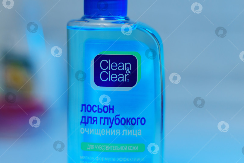 Скачать Тюмень, Россия-11 октября 2023 г.: Косметический продукт Clean and clear - бренд средств по уходу за проблемной кожей лица фотосток Ozero